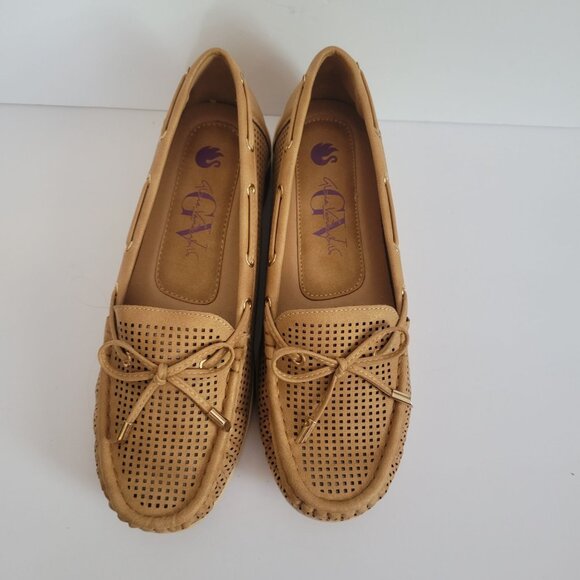 Gloria Vanderbilt Casual Tan Perforated Loafers With Bow 6 - Picture 1 of 7